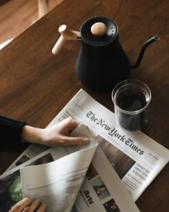 Fellow Stagg EKG 0.9L Kettle - Black And Maple 10 Fellow Stagg EKG 0.9L Kettle - Black And Maple -Coffee Machine Store 3T0B7313