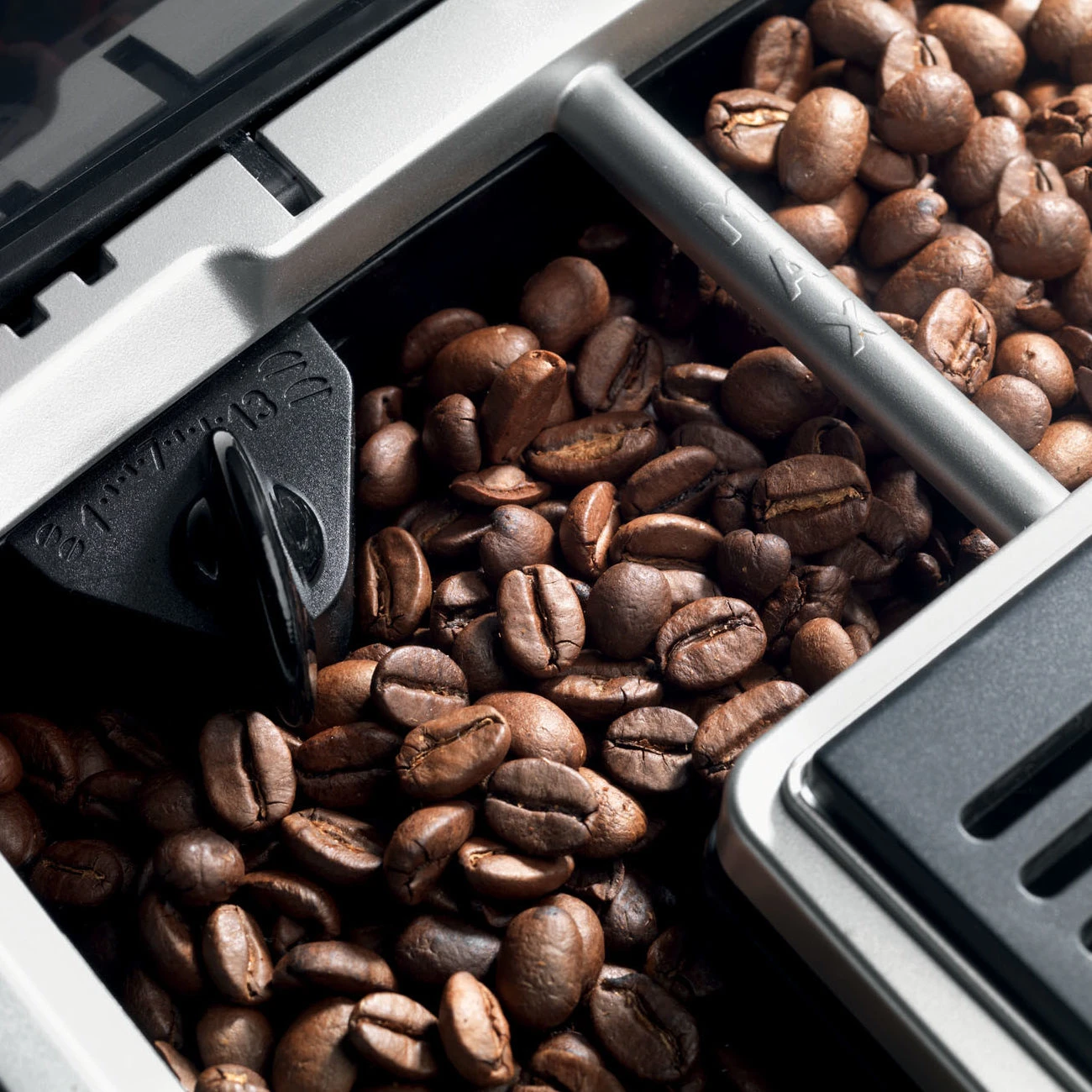 Delonghi ECAM22110SB Magnifica XS Super-Automatic Espresso Machine - Image 4